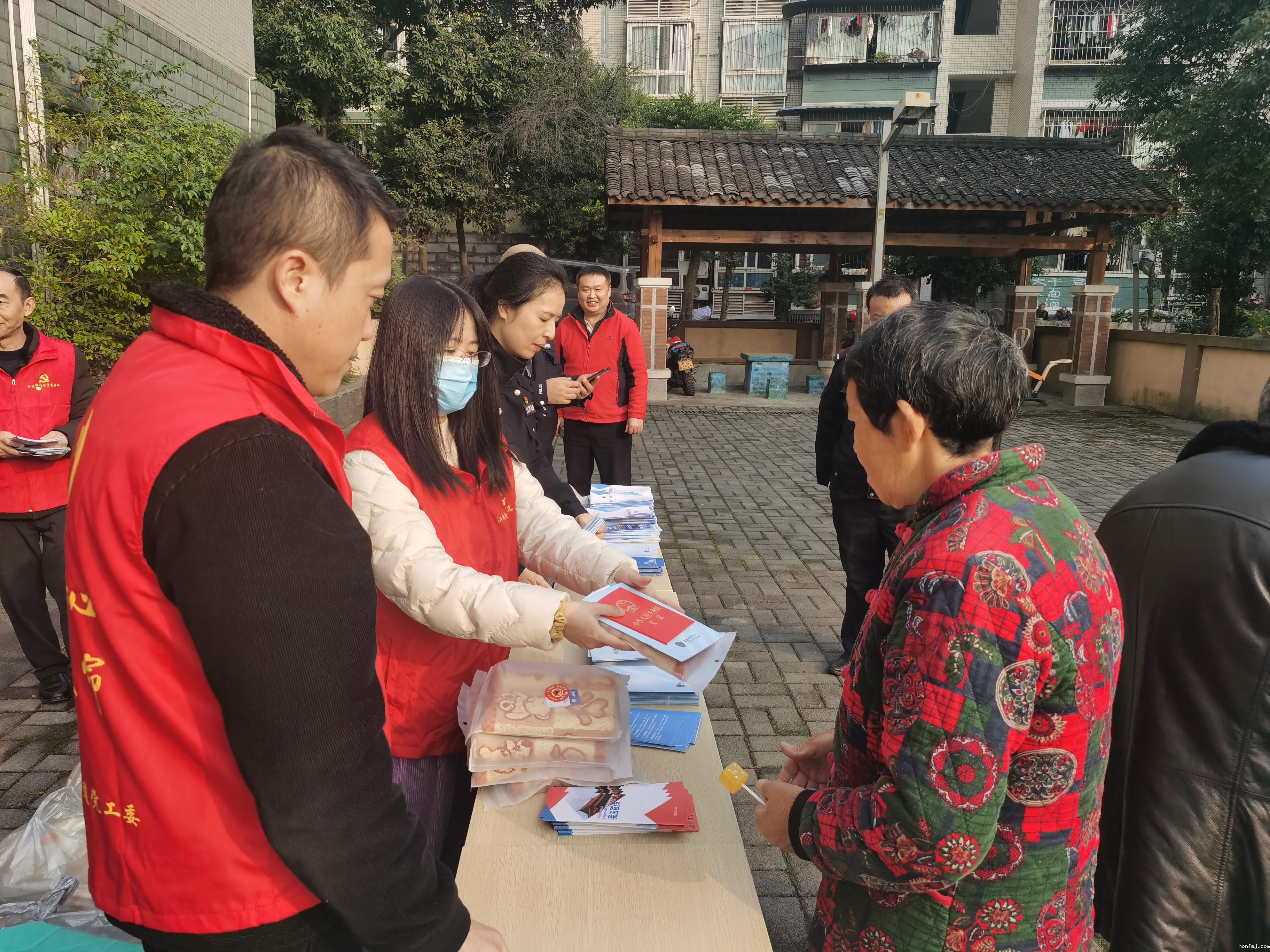 开展2021年“宪法宣传周”活动 (2).jpg