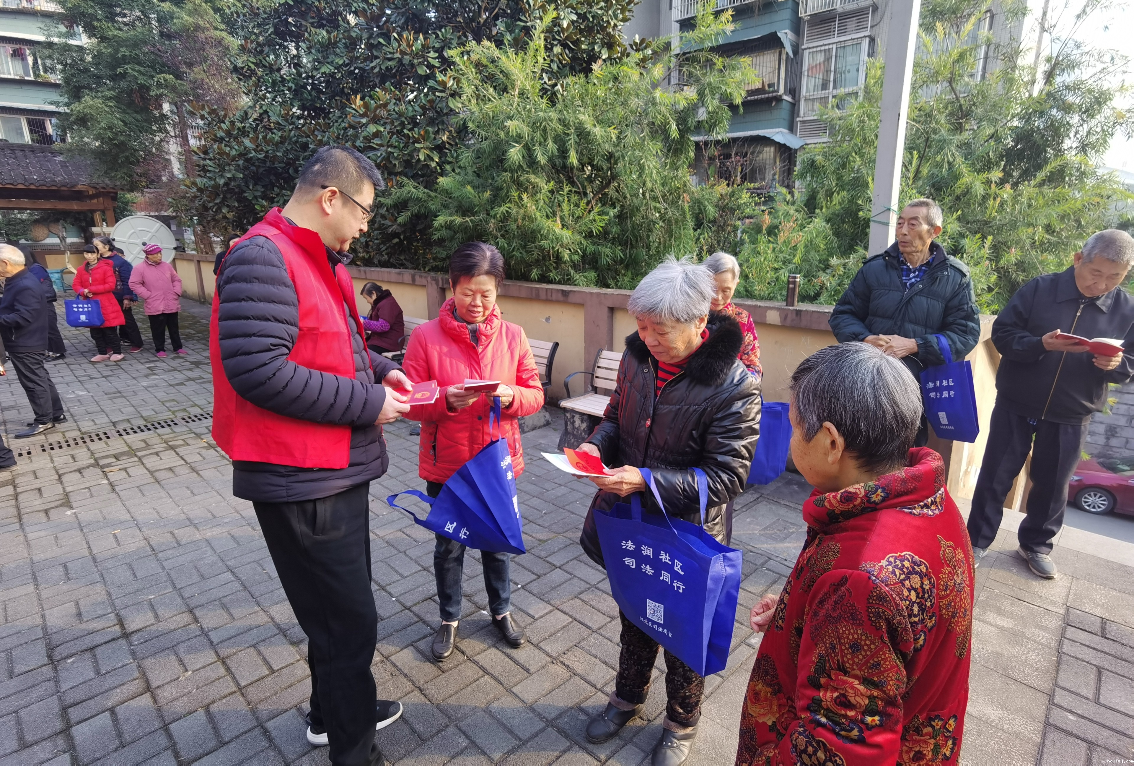 开展2021年“宪法宣传周”活动 (3).jpg